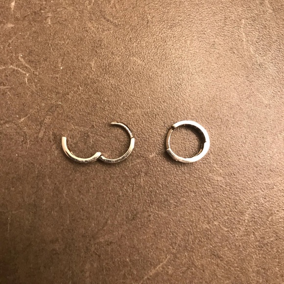 White gold double row of diamond hoop earrings - Picture 4 of 5